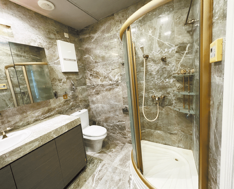 浴室淋浴间采圆弧形设计，为一室节省不少空间。