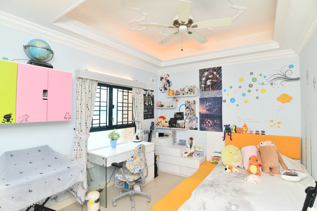 房間置有單人牀,窗邊放有工作枱。