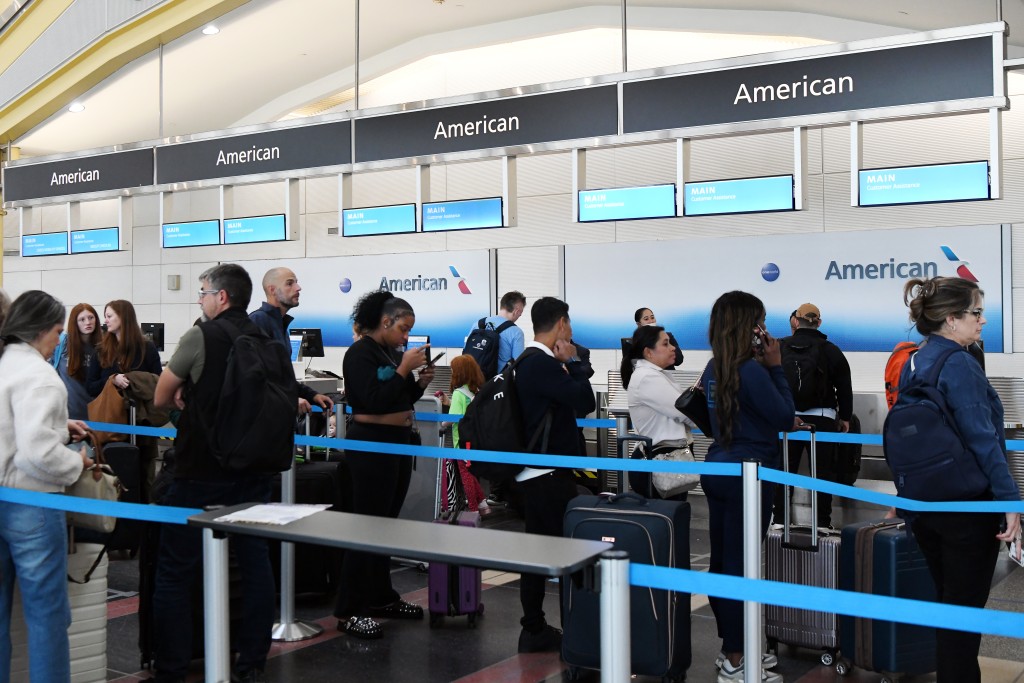 空中交通管制人员短缺，造成航班延误。新华社