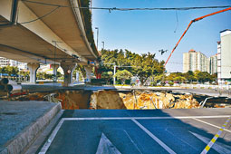 ■廣州十一號綫沙河站出現路面塌陷。