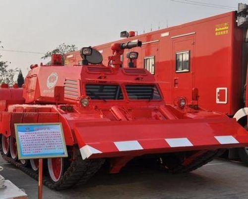 「滅火坦克」相當於6輛消防車的載水容量。 微博圖片