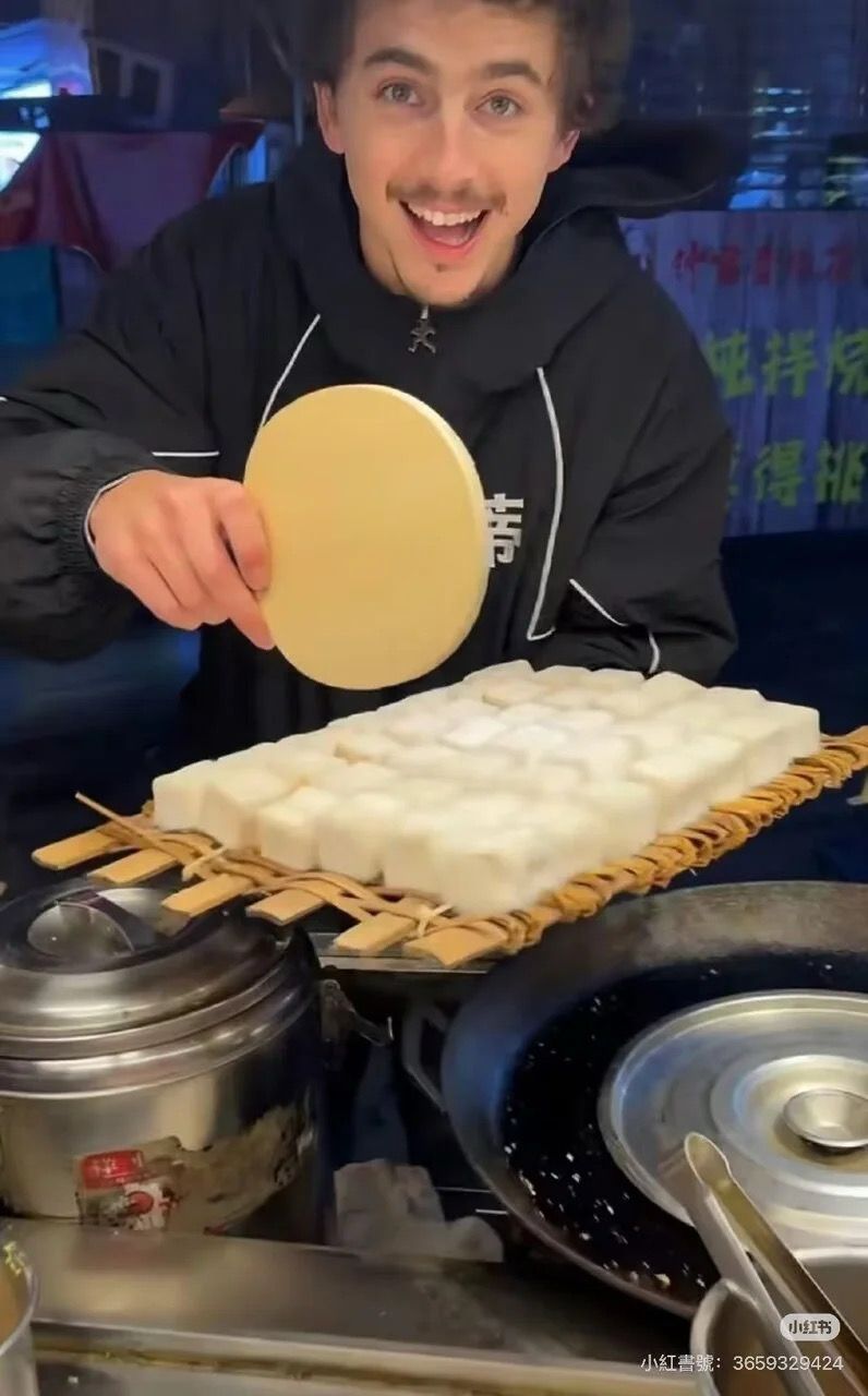 日前，添麥菲在成都做小販，以乒乓球拍賣「霉豆腐」。