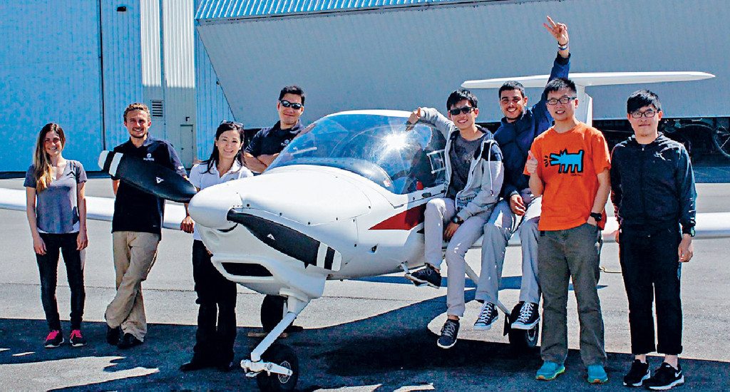 ■香港伍倫貢學院的「營運及管理（榮譽）航空學士」課程，內容包括機場的運作和管理工作。  
