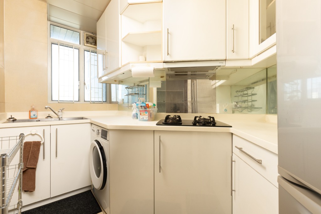 厨房提供多组厨柜，附连基本厨电。