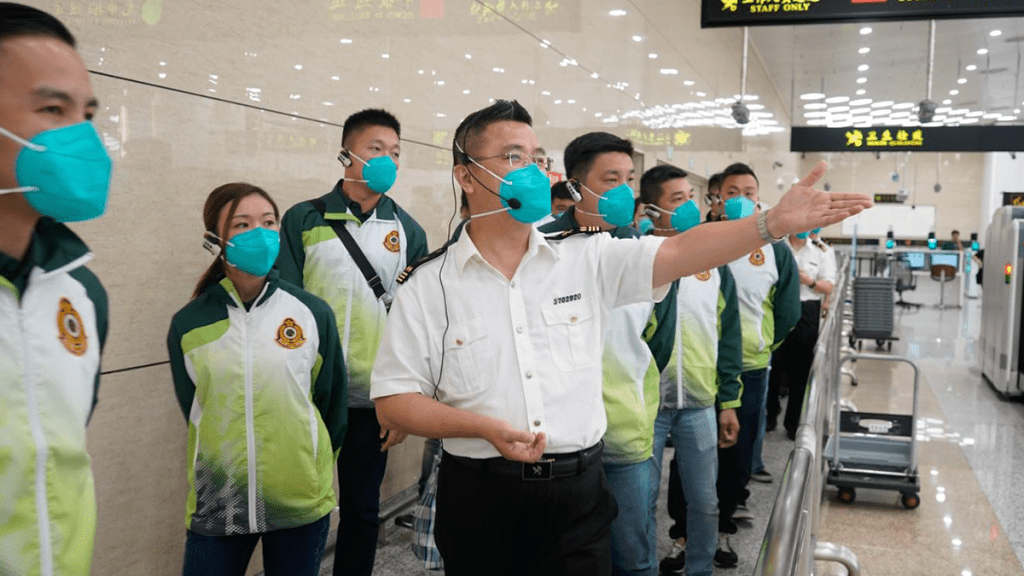 15名香港海關人員參加由國家海關總署廣東分署舉辦的內地海關關務基礎研修課程。香港海關fb圖片