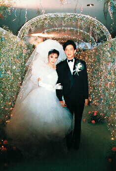 杨紫琼1988年嫁给德宝电影公司创办人潘迪生（右）。（《东周刊》图片）