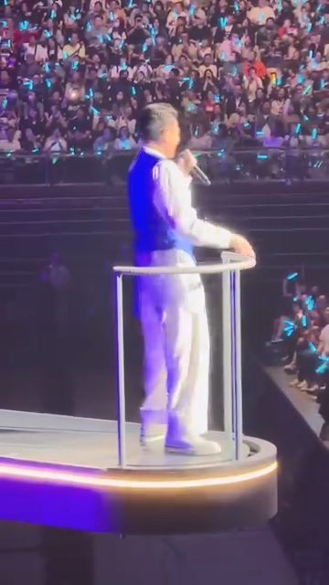執完咪後劉德華笑說︰「我試試看,還能聽到嗎?」 執完咪後劉德華笑說︰「我試試看,還能聽到嗎?」