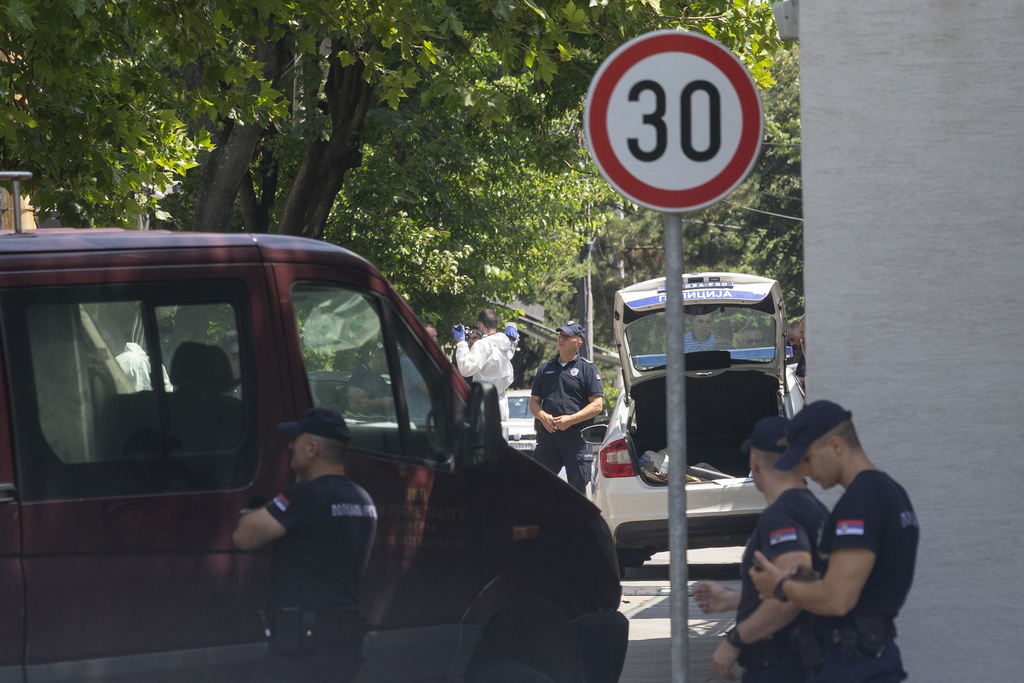 以色列駐塞爾維亞大使館外有警衛遇襲。美聯社
