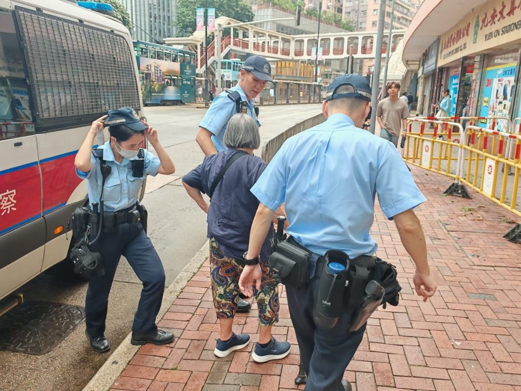 北角軍裝巡邏小隊警員迅速趕赴現場搜索,護送婆婆安全回家。東區警區FB 北角軍裝巡邏小隊警員迅速趕赴現場搜索,護送婆婆安全回家。東區警區FB