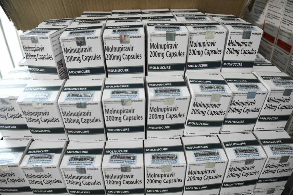 海關指偵破的33宗案件中有27宗利用郵包、快遞、貨運的渠道將新冠口服藥非法進口香港。楊偉亨攝