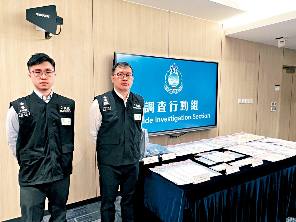 入境處調查行動組高級入境事務主任聶欣濠（右）及入境事務主任黃逸軒（左），交代案情。