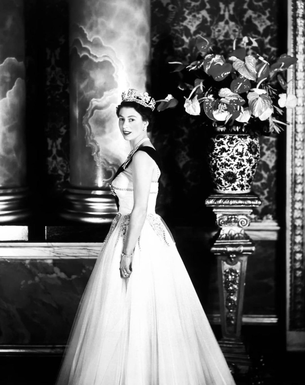 梁文禮在社交平台分享英女王年輕時的照片。（FB圖片）