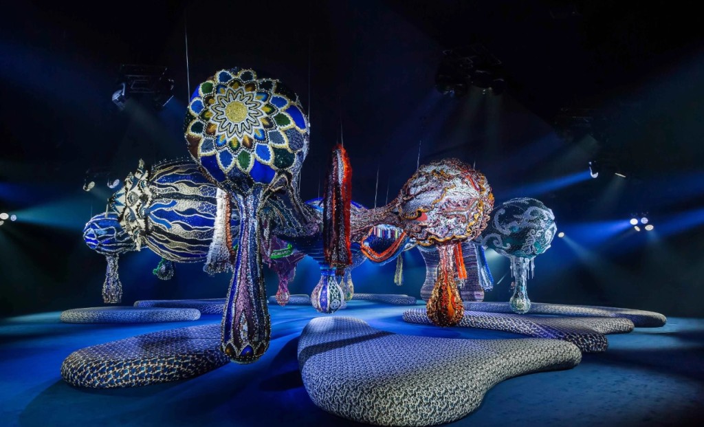 Dior花生骚上的巨型编织装置，成为Joana今次香港展览的创作灵感来源。（图片来源:Dior）