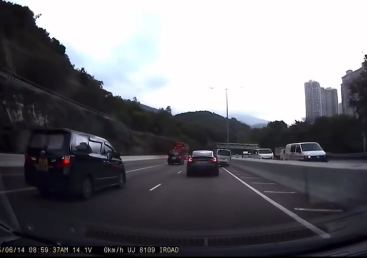 客貨車先跣向右線。fb馬路的事 (即時交通資訊台)影片截圖