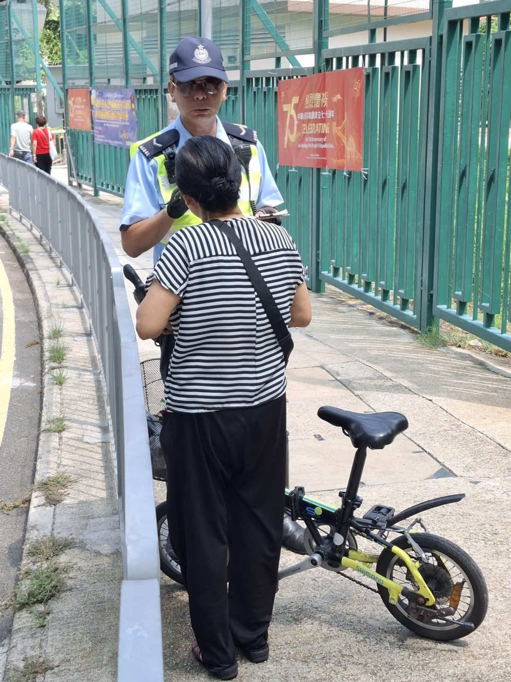 警方昨日进行沙田警区交通日，主力打击自行车违例事项及针对区内造成交通阻塞的车辆进行执法。警方提供