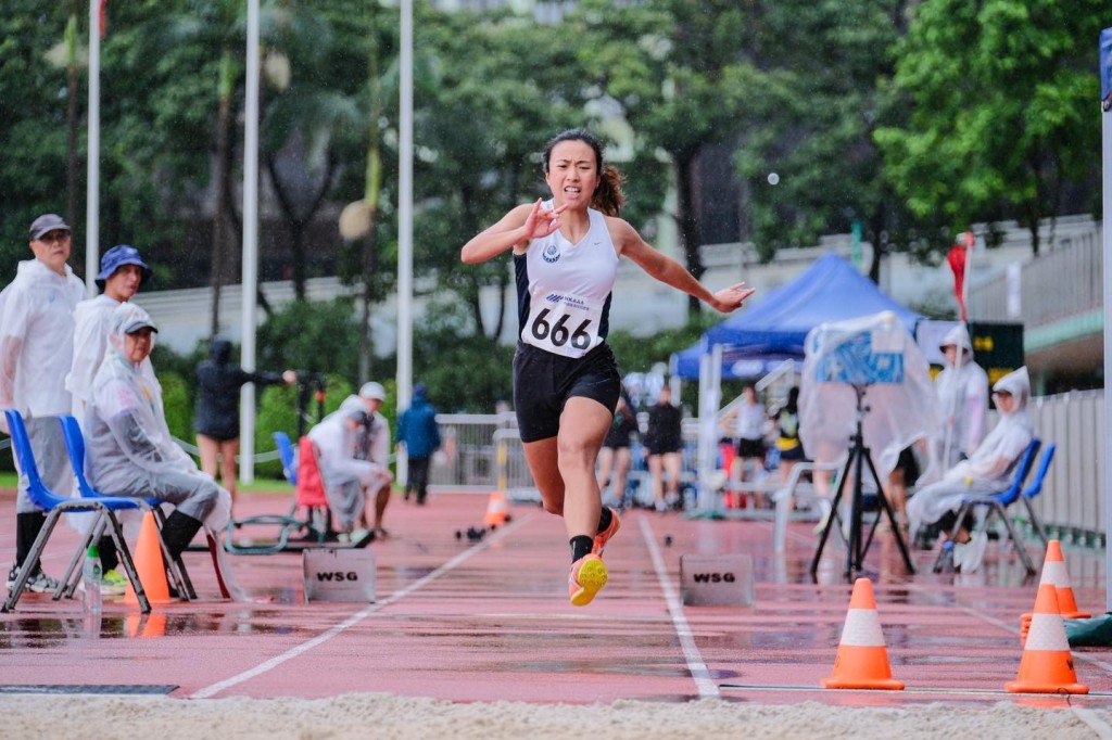  女子公开组三级跳赛事，陈彦霖以12米11夺得赛事金牌。 田总图片