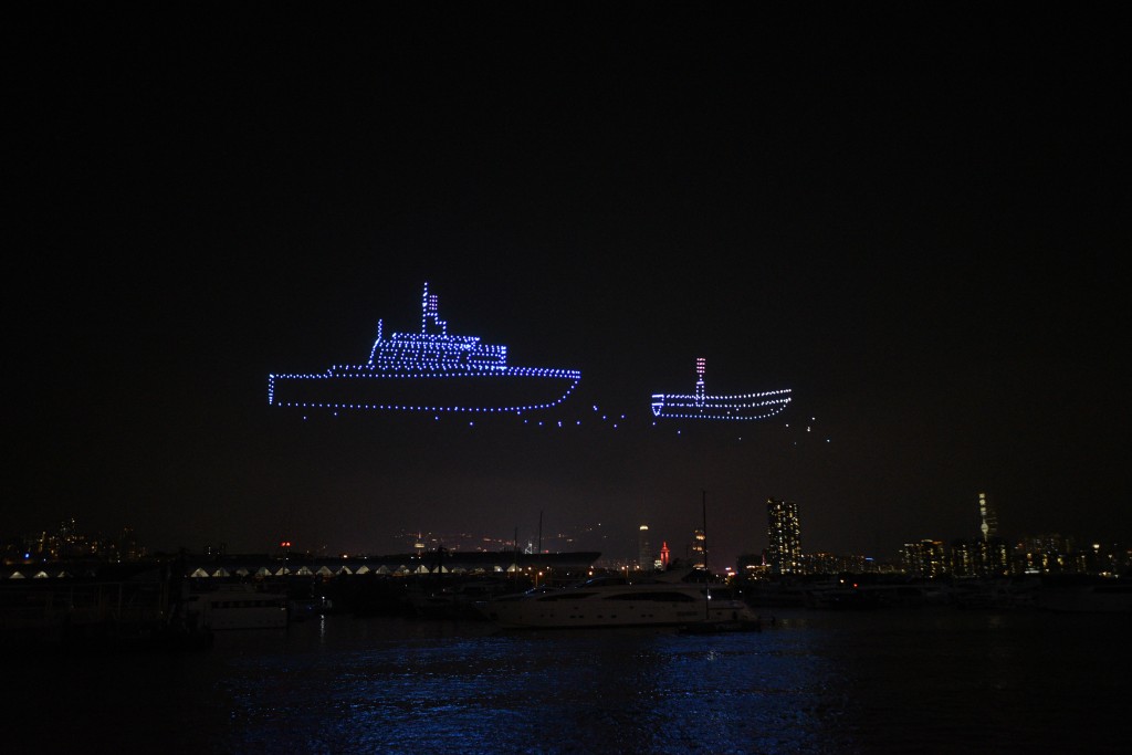800隻無人機於啟德郵輪碼頭上空進行表演，拼出11幅圖案。