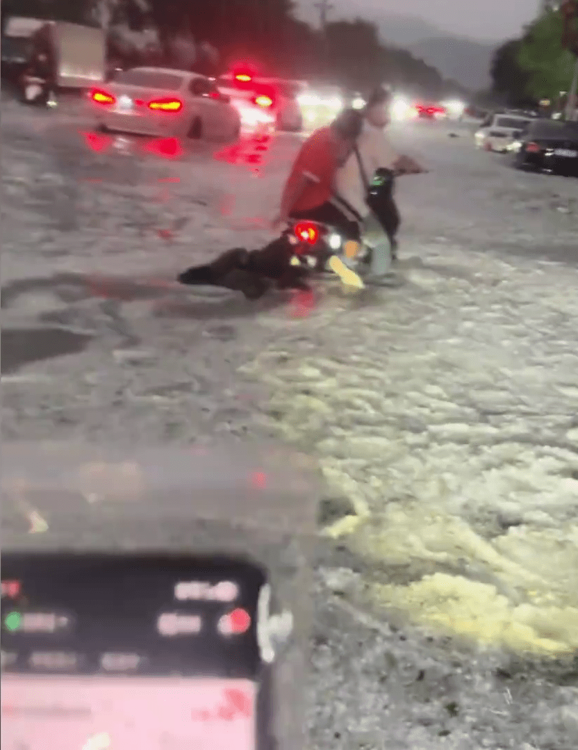 河北宽城冰雹暴雨交加，街道瞬变白茫茫“流动冰河”。