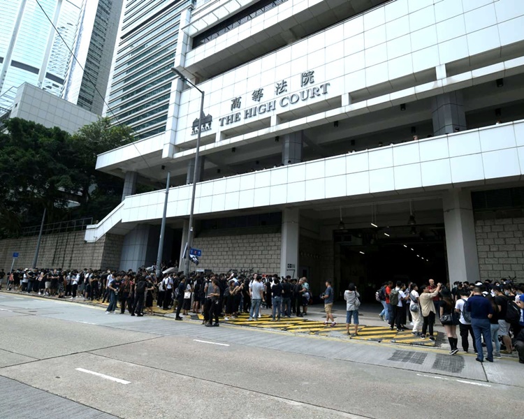 高院外囚車出入口位置有近400名人聚集。