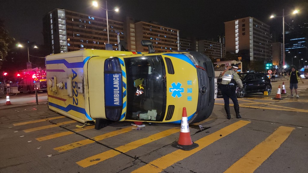 救護車上載有三名救護員，當時正前往執行任務，車上未有病人。黎志偉攝