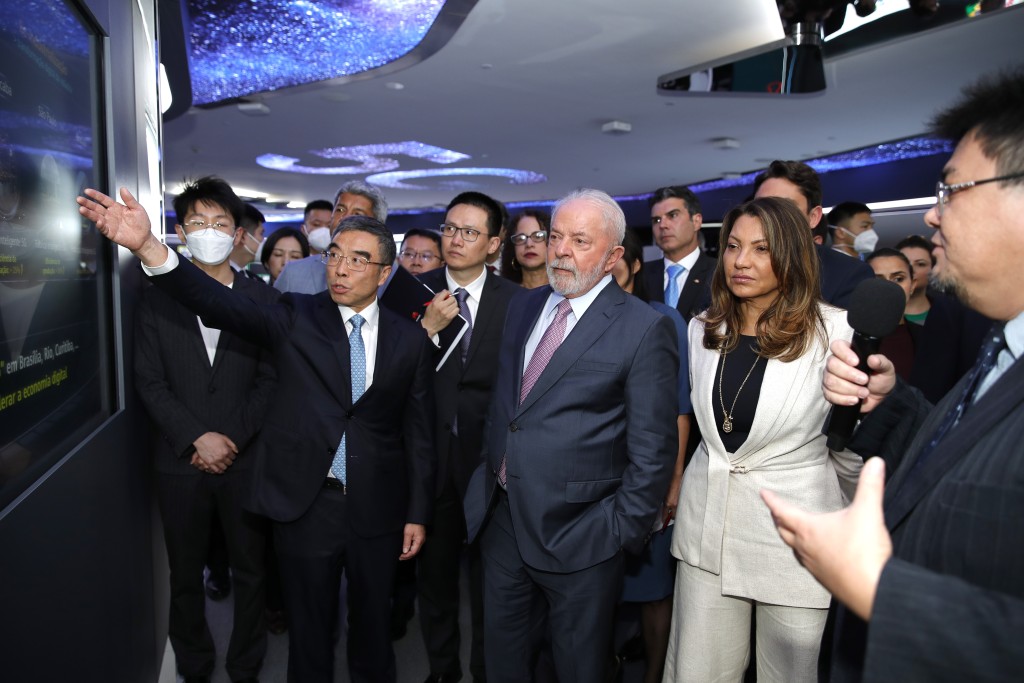 巴西总统卢拉一行参观华为上海研究所，以及研究所内展示数字技术及数字经济最新趋势的展厅。新华社