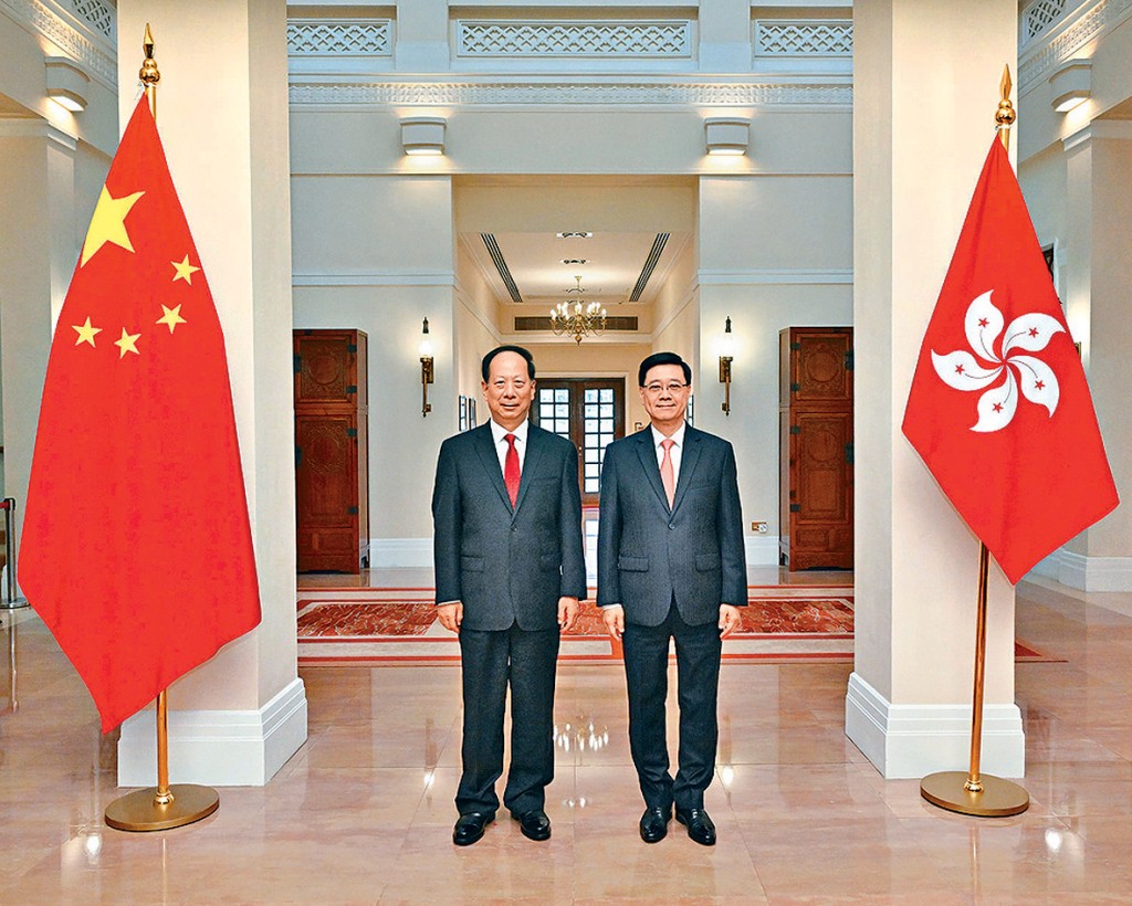 行政長官李家超（右）在禮賓府與中央統戰部部長石泰峰（左）會面。 