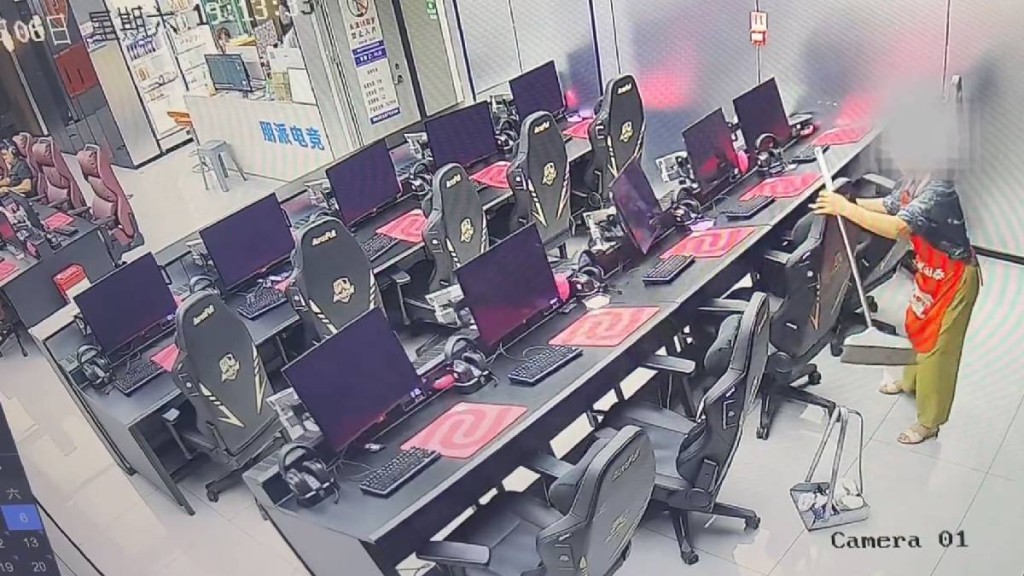四川有清潔阿姐打掃網吧時，意外將整排電腦推翻。