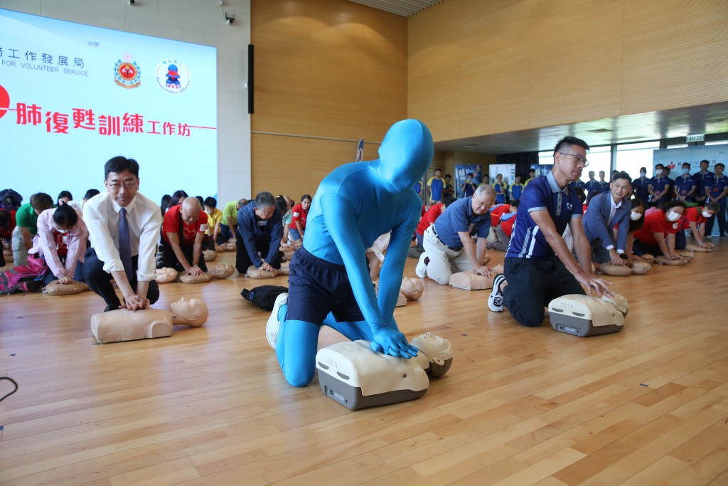 消防处吉祥物「任何仁」带领全场学习CPR。欧乐年摄