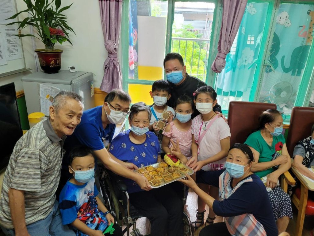 保哥送月餅給老人家,他及月餅同樣受歡迎。