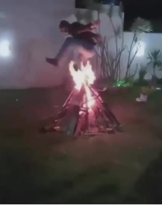 高大青年驚險跳過火堆。網上截圖