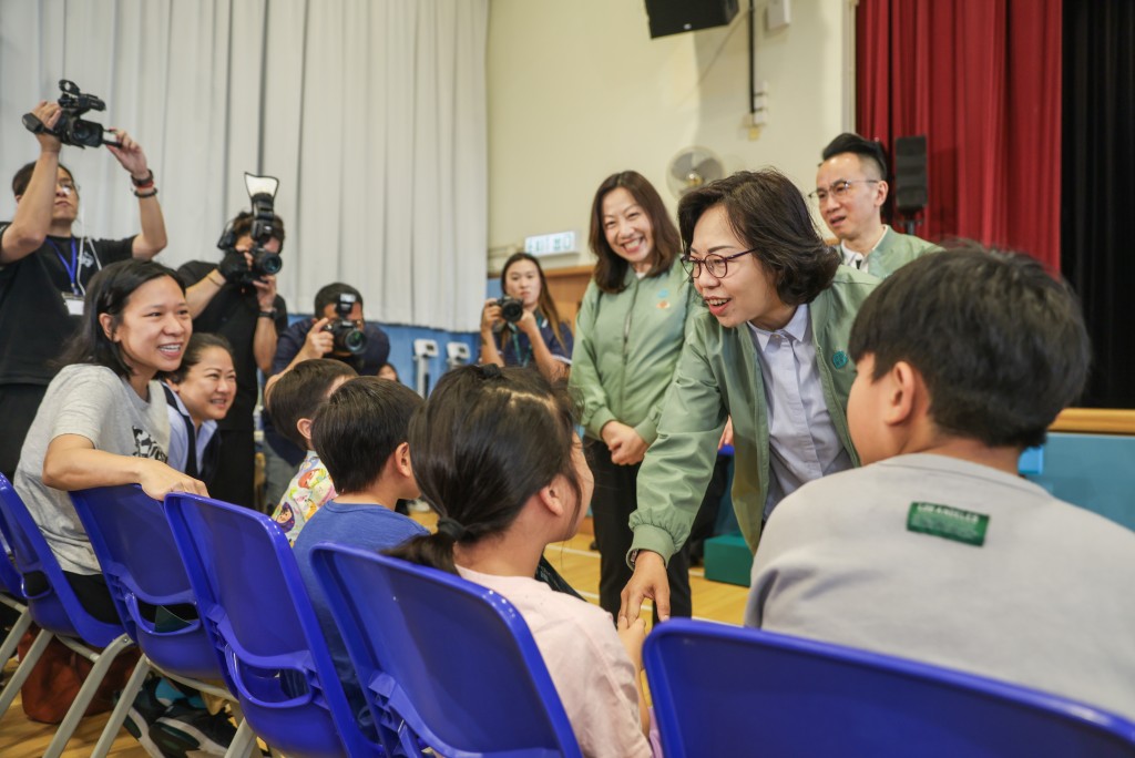 民青局局長麥美娟(右二)及民政事務總署署長杜潔麗(左)與在場參與的兒童交流,以了解其健康狀況。 民青局局長麥美娟(右二)及民政事務總署署長杜潔麗(左)與在場參與的兒童交流,以了解其健康狀況。
