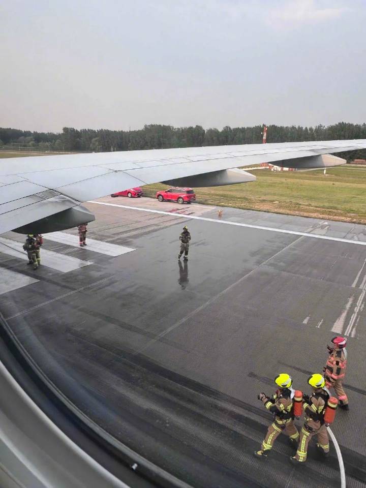 聯合航空UA889航班於26日起飛時發動機起火,要緊急煞停。網圖 聯合航空UA889航班於26日起飛時發動機起火,要緊急煞停。網圖