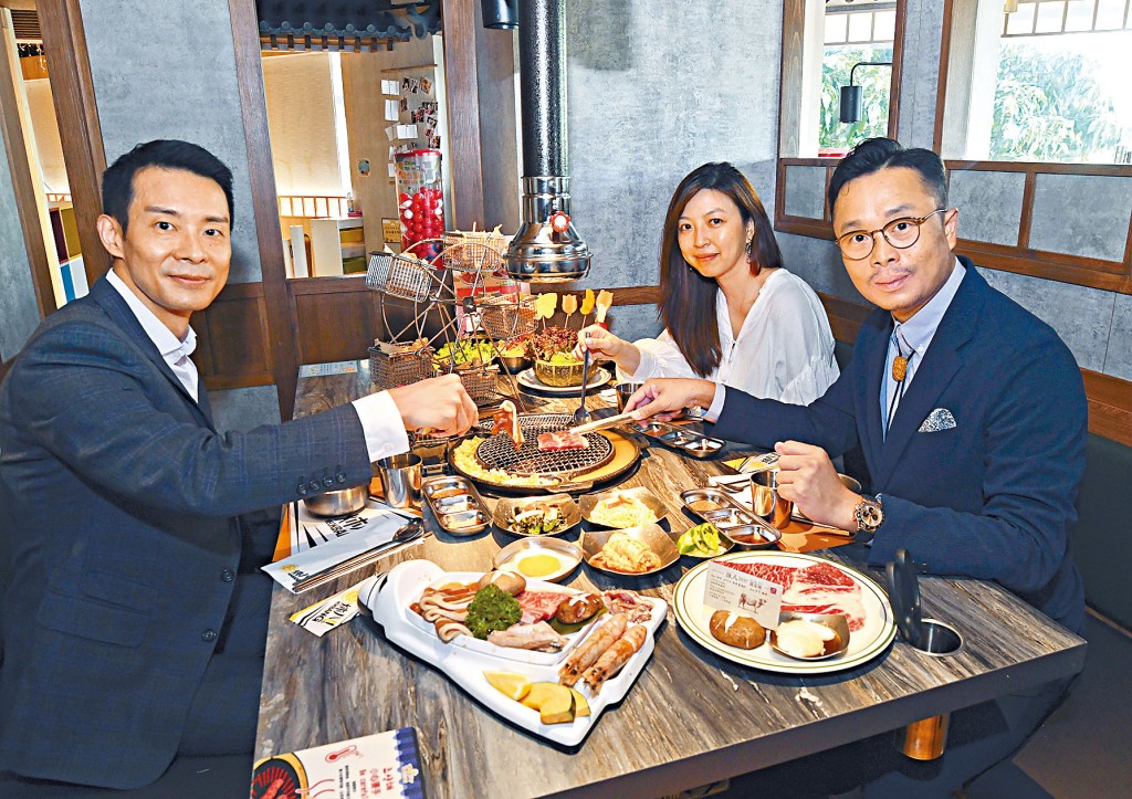 左起：首席財務官兼公司秘書伍鑑津、企業策劃及數碼營銷總監張雯妃、副主席兼行政總裁鄔錦安。