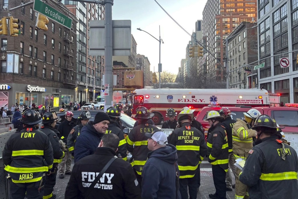 纽约地铁相撞，救援人员到场。　美联社