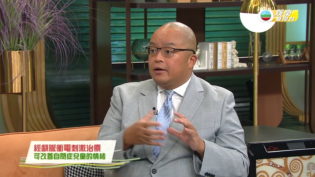 麥棨諾醫生在節目中向張致恒解釋,最新的醫學治療方法能如何為其家庭帶來改善希望。(影片截圖:《流行都市》 麥棨諾醫生在節目中向張致恒解釋,最新的醫學治療方法能如何為其家庭帶來改善希望。(影片截圖:《流行都市》