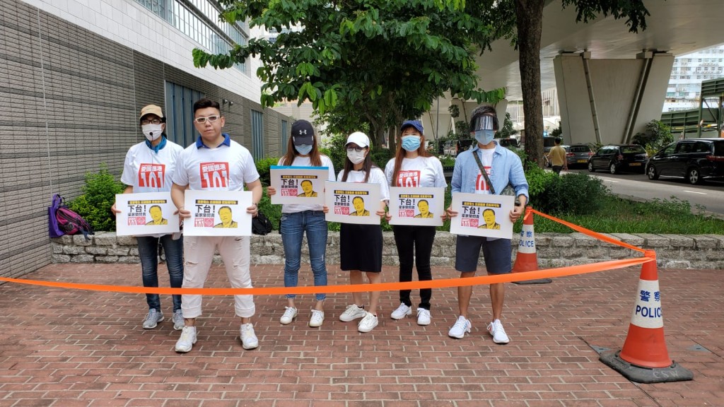 庭外愛國維港101發言人譚銘萁(左二)率領數名支持者聲援申請人郭德英。