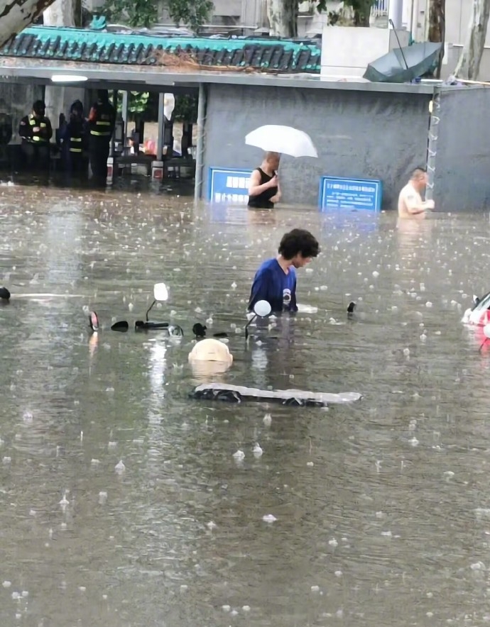 武漢發佈暴雨臨災警報,武大校門被淹。 武漢發佈暴雨臨災警報,武大校門被淹。