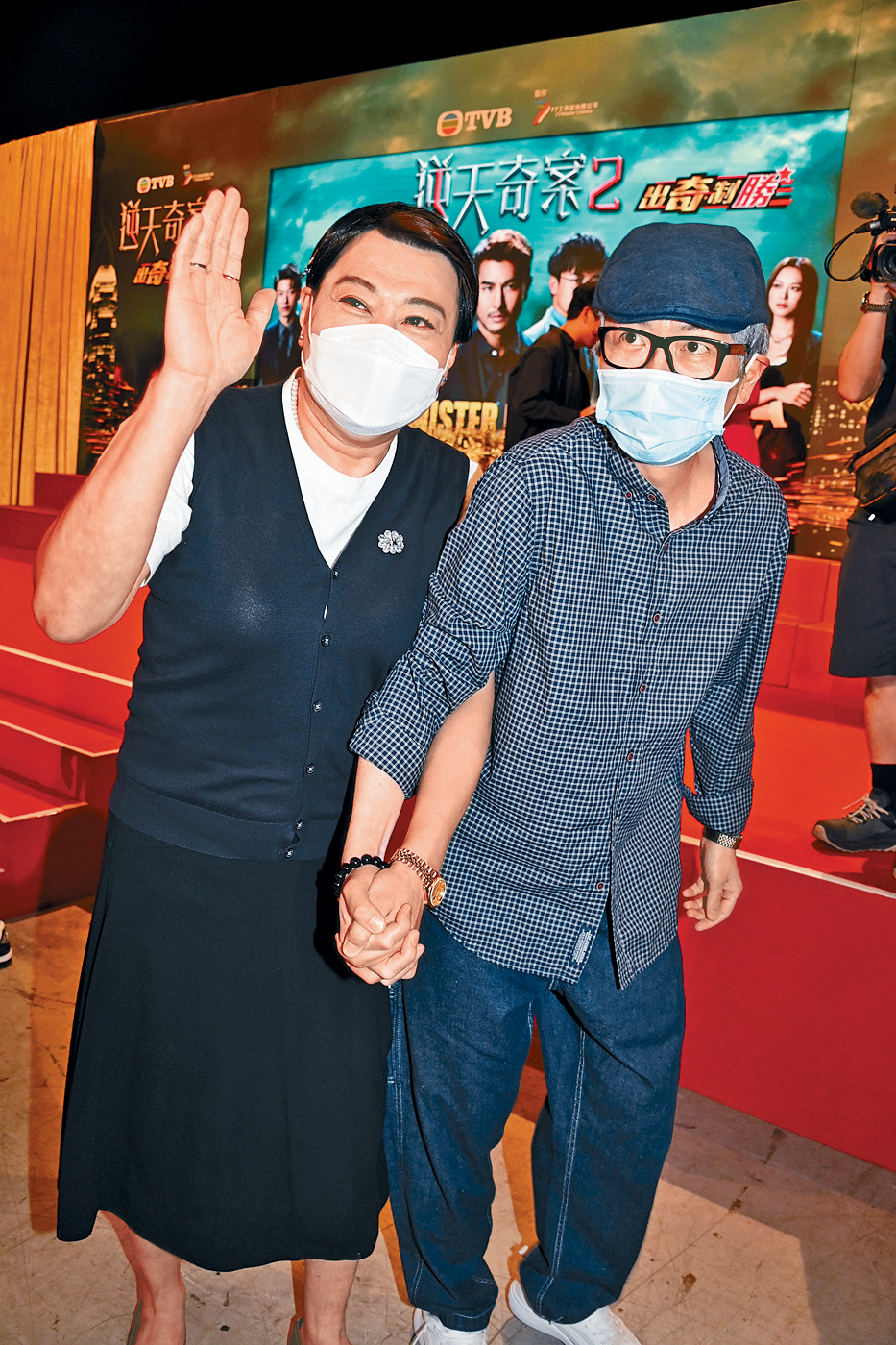 李思捷、阮兆祥順應民意，神還原近日城中熱話主角何伯、何太。