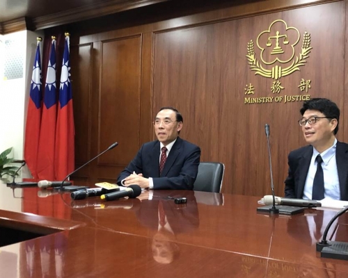 台灣法務部長蔡清祥（左）、陸委會副主委邱垂正召開記者會。網上圖片