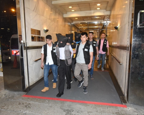 警方新蒲崗破收數集團拘9人