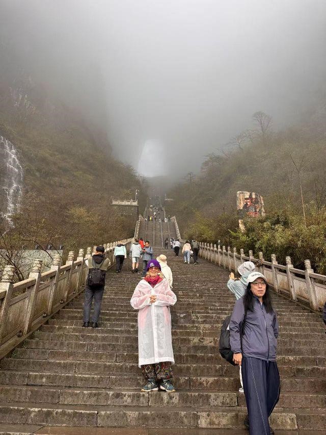 Gill爬上了天门山999级天梯。潇湘晨报