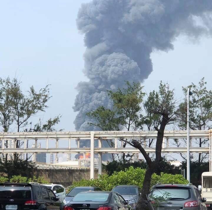 照片可見火光熊熊。網圖
