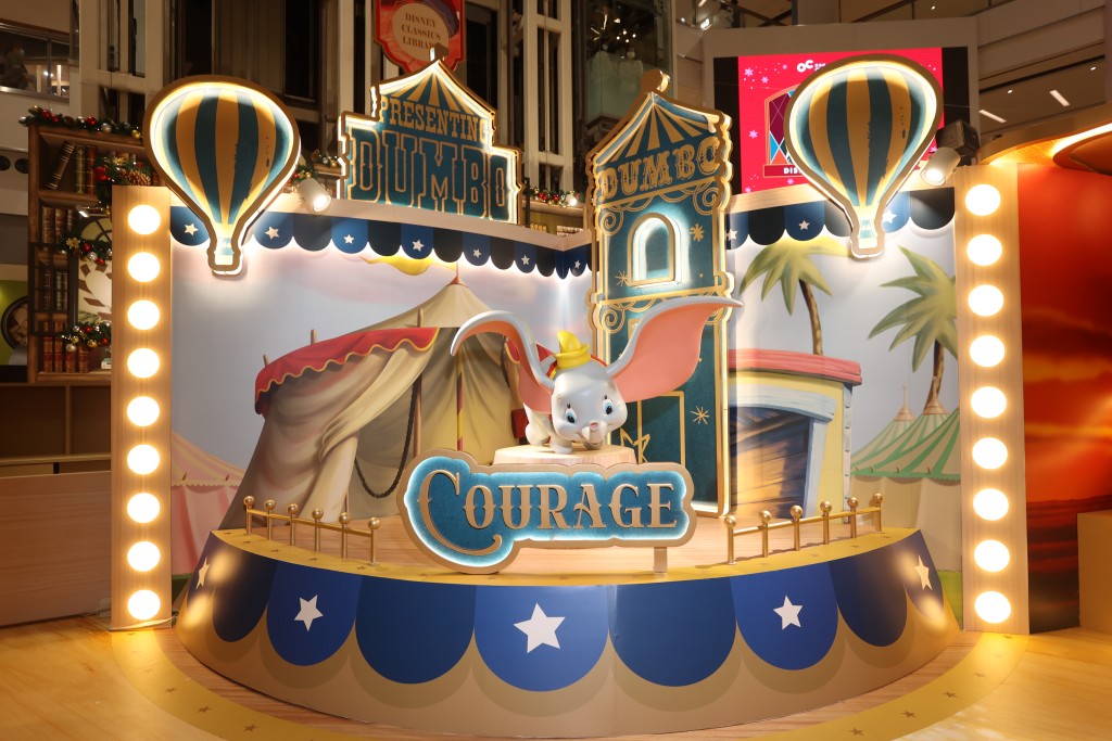  小飞象踏上马戏团的舞台。（奥海城）