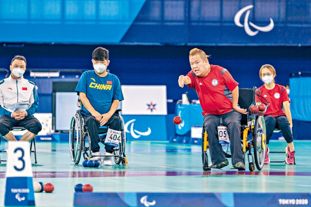 梁育榮比賽期間，妻子兼助教施珊珊（右）在旁默默打氣。　　