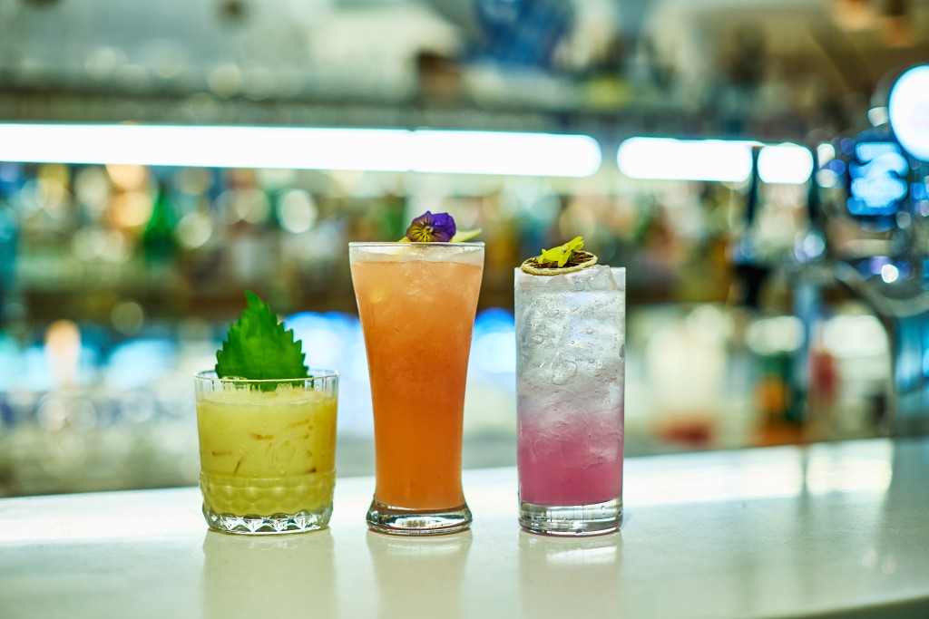 Check-in時記得飲welcome  drinks，一家三口一人一杯。（圖片來源：合和酒店）