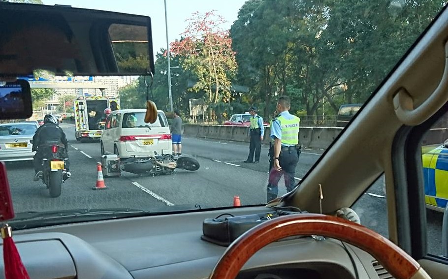 電單車與私家車相撞。網民Queenie Wong圖片