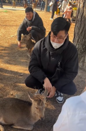 兩人邊捉弄奈良鹿邊跟同行友人說笑。 Instagram