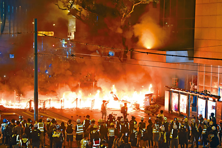 ■示威群眾在警察總部附近淋易燃液體縱火，整條街火光熊熊，濃煙滾滾。
