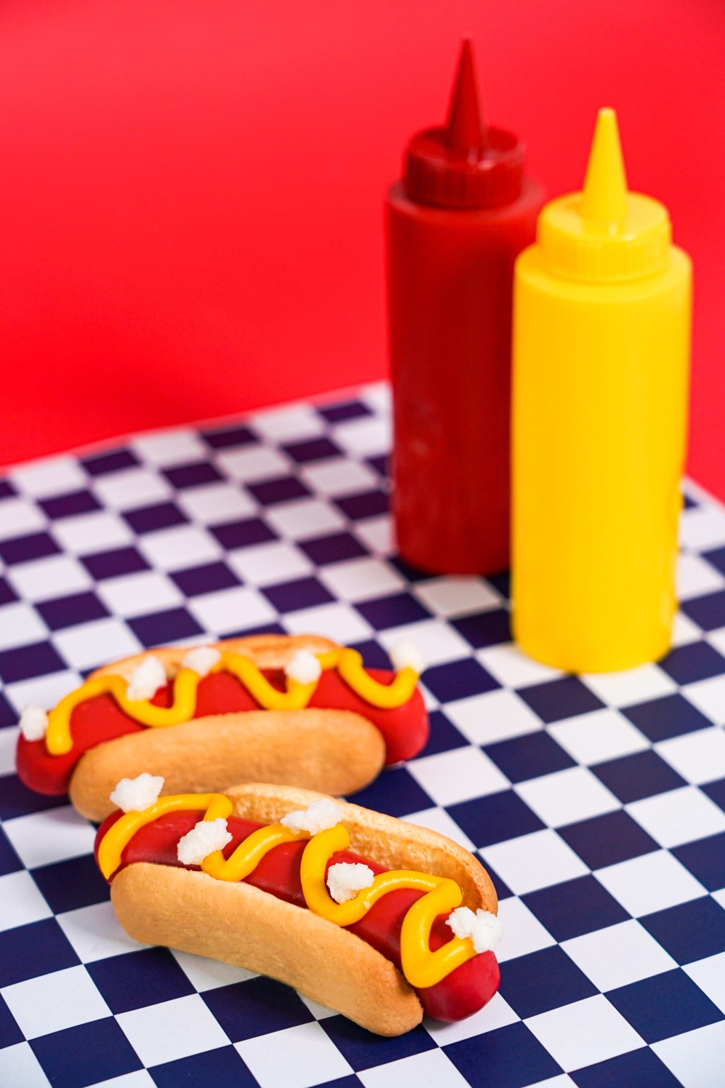 美式熱狗（各/$65）其實是紅莓椰子蛋糕。