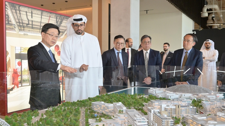 李家超今日在阿聯酋阿布扎比到訪房地產開發商Aldar Properties PJSC。政府新聞處圖片